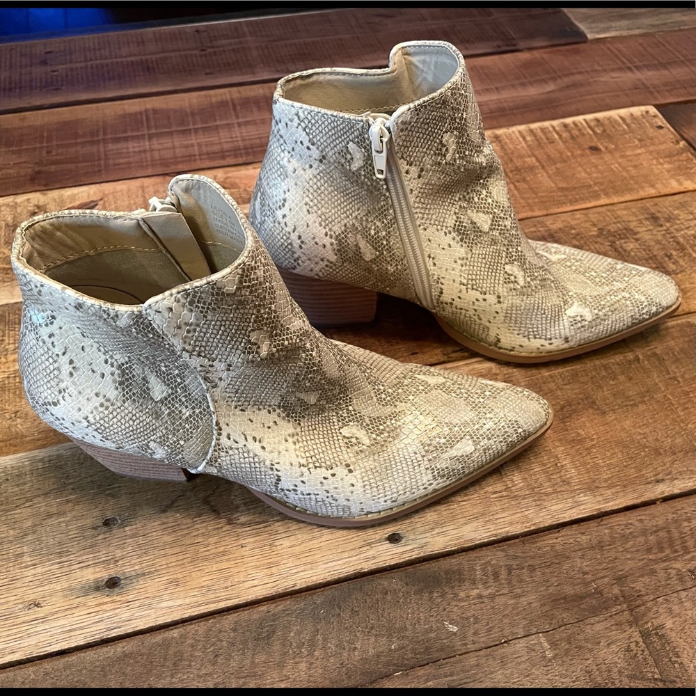 Coconuts by Matisse Astoria Bootie. Size 7.5